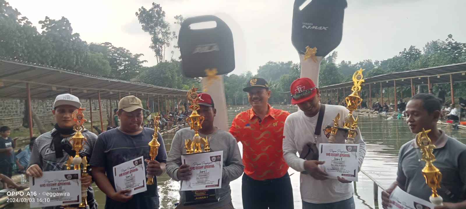 Para juara saat pembagian hadiah